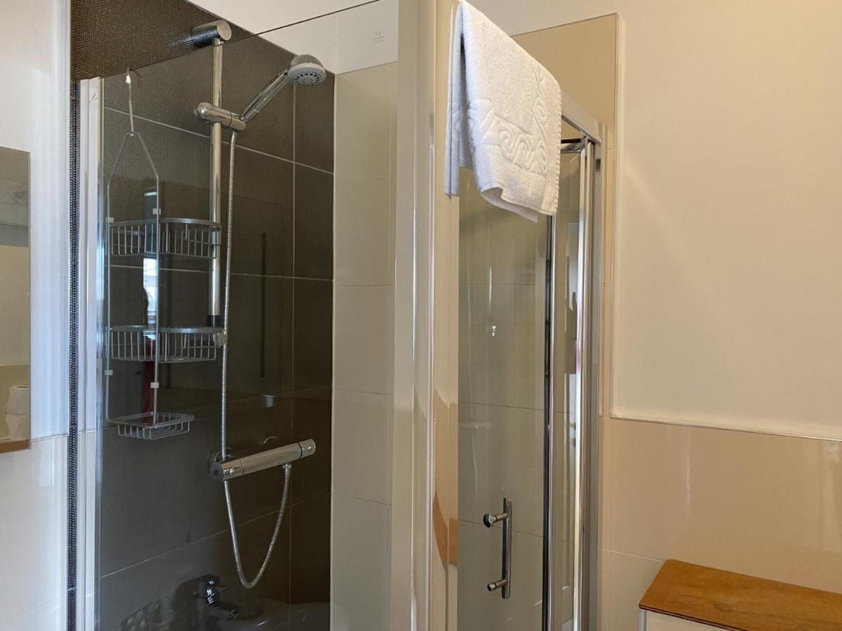 The Grosvenor Guest House بود المظهر الخارجي الصورة